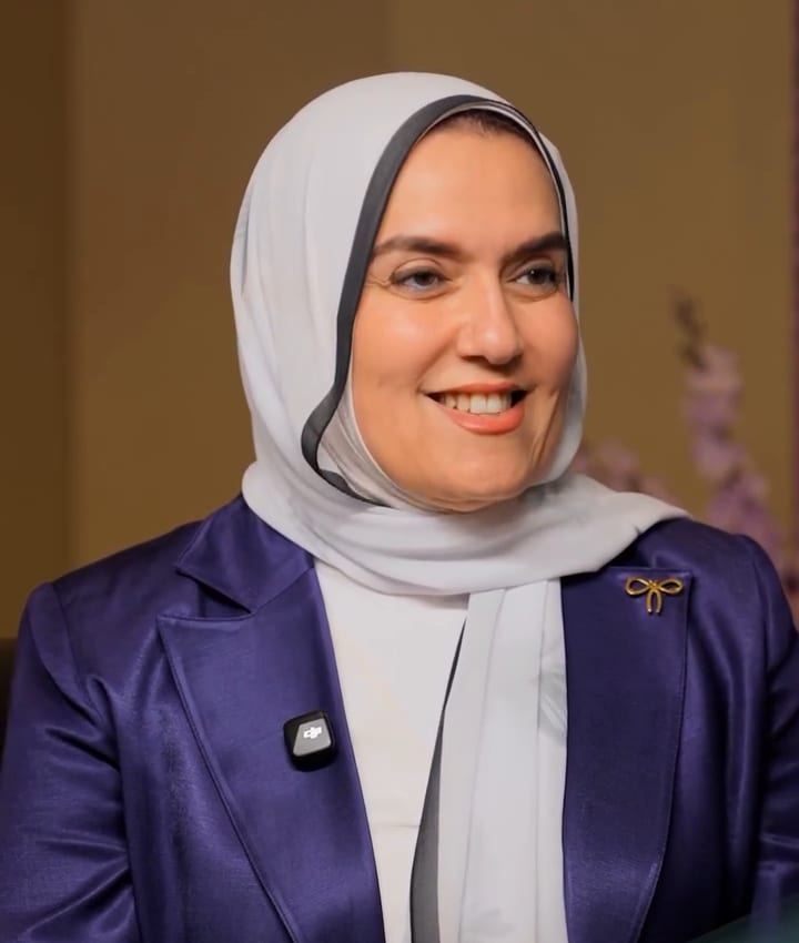 الدكتورة نغم إبراهيم تبتسم أثناء المقابلة